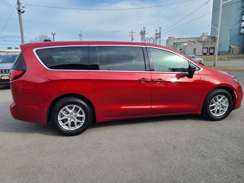 Used 2025 Chrysler Pacifica Select image 6