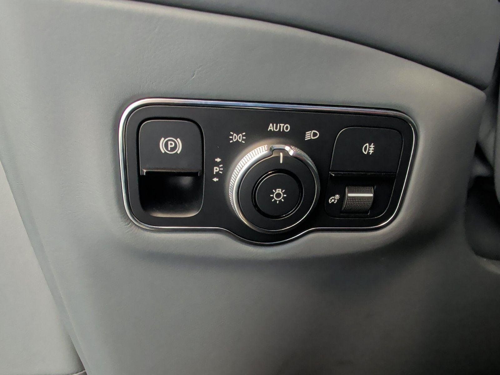 Used 2021 Aston Martin DBX AWD/4WD image 17