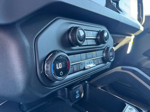 Used 2025 Ford Bronco Badlands image 14