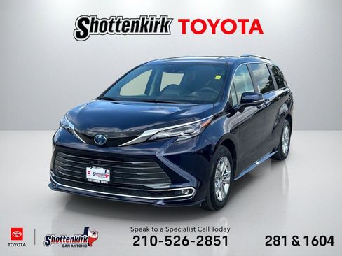 Used 2024 Toyota Sienna Platinum image 1