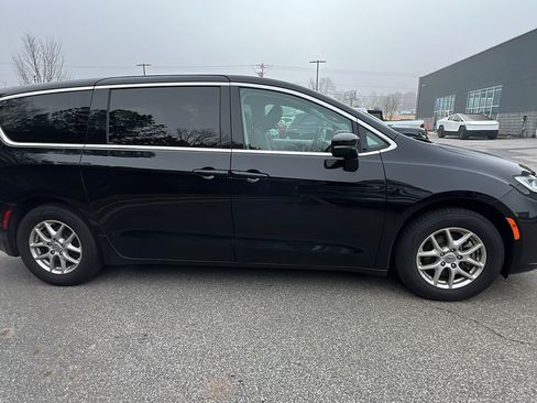 Used 2024 Chrysler Pacifica Touring-L image 7