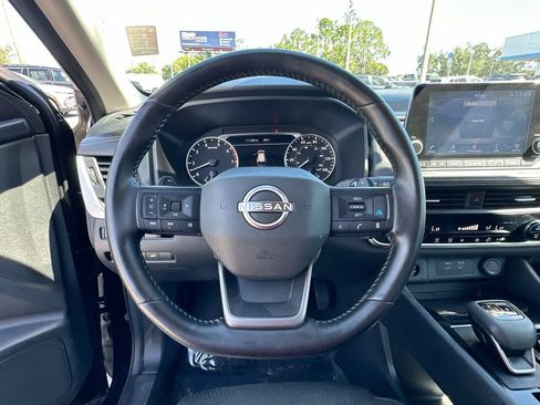 Used 2025 Nissan Rogue SV FWD image 11