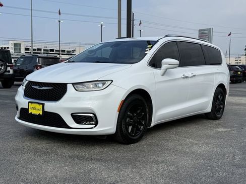 Used 2021 Chrysler Pacifica Touring-L image 4