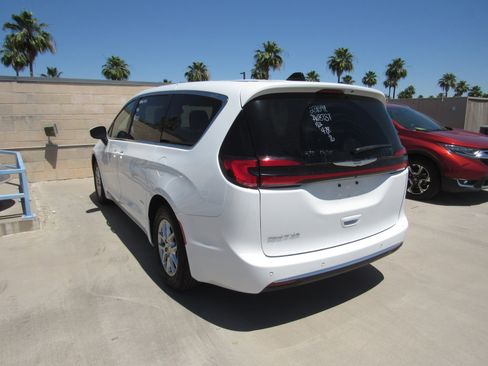 Used 2023 Chrysler Pacifica Touring-L FWD image 4