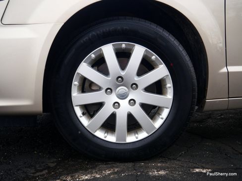 Used 2014 Chrysler Town & Country Touring image 18