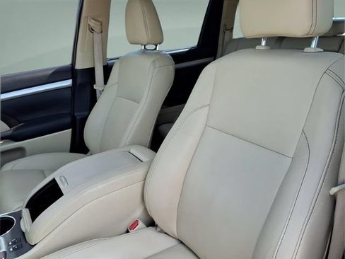 Used 2019 Toyota Highlander XLE AWD/4WD image 12