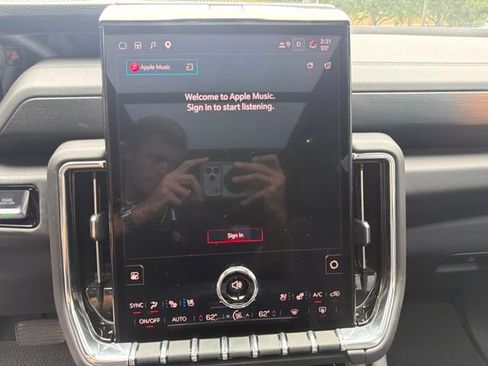Used 2025 GMC Yukon Denali w/ Sun & Power Step Package AWD/4WD image 27