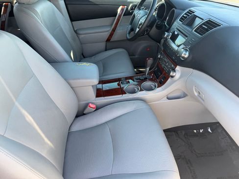 Used 2012 Toyota Highlander Limited w/ Tow Pkg AWD/4WD image 12