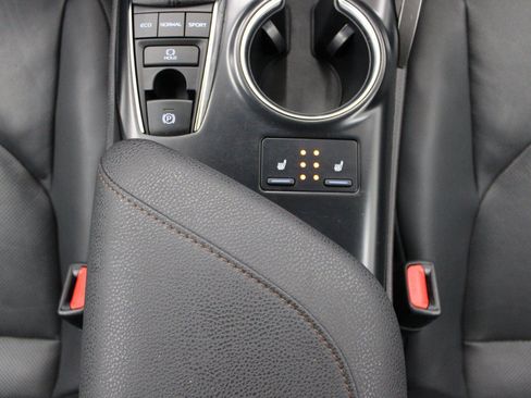 Used 2020 Toyota Camry XLE AWD/4WD image 28