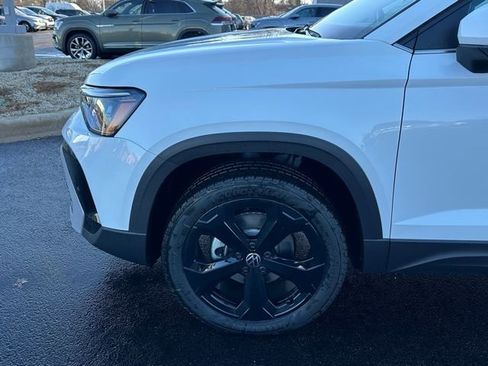 New 2026 Volkswagen Taos SEL image 8