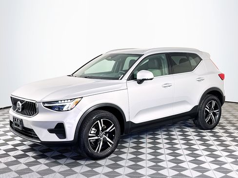 Used 2025 Volvo XC40 B5 Core image 4
