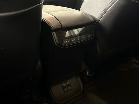 Used 2025 Toyota Highlander XLE AWD/4WD image 35