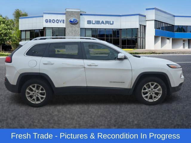 Used 2018 Jeep Cherokee Latitude Plus w/ Cold Weather Group AWD/4WD image 6