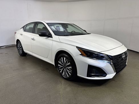 Certified 2024 Nissan Altima 2.5 SV image 3