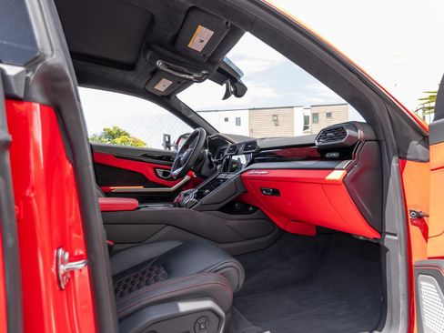 Used 2022 Lamborghini Urus AWD/4WD image 27