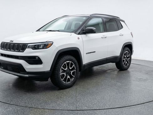 Used 2025 Jeep Compass Trailhawk AWD/4WD image 3