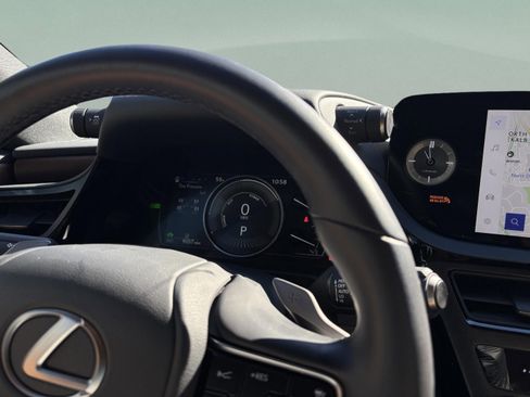 Used 2025 Lexus ES 300h w/ Premium Package image 18