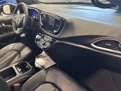 Used 2025 Chrysler Pacifica Select FWD image 32