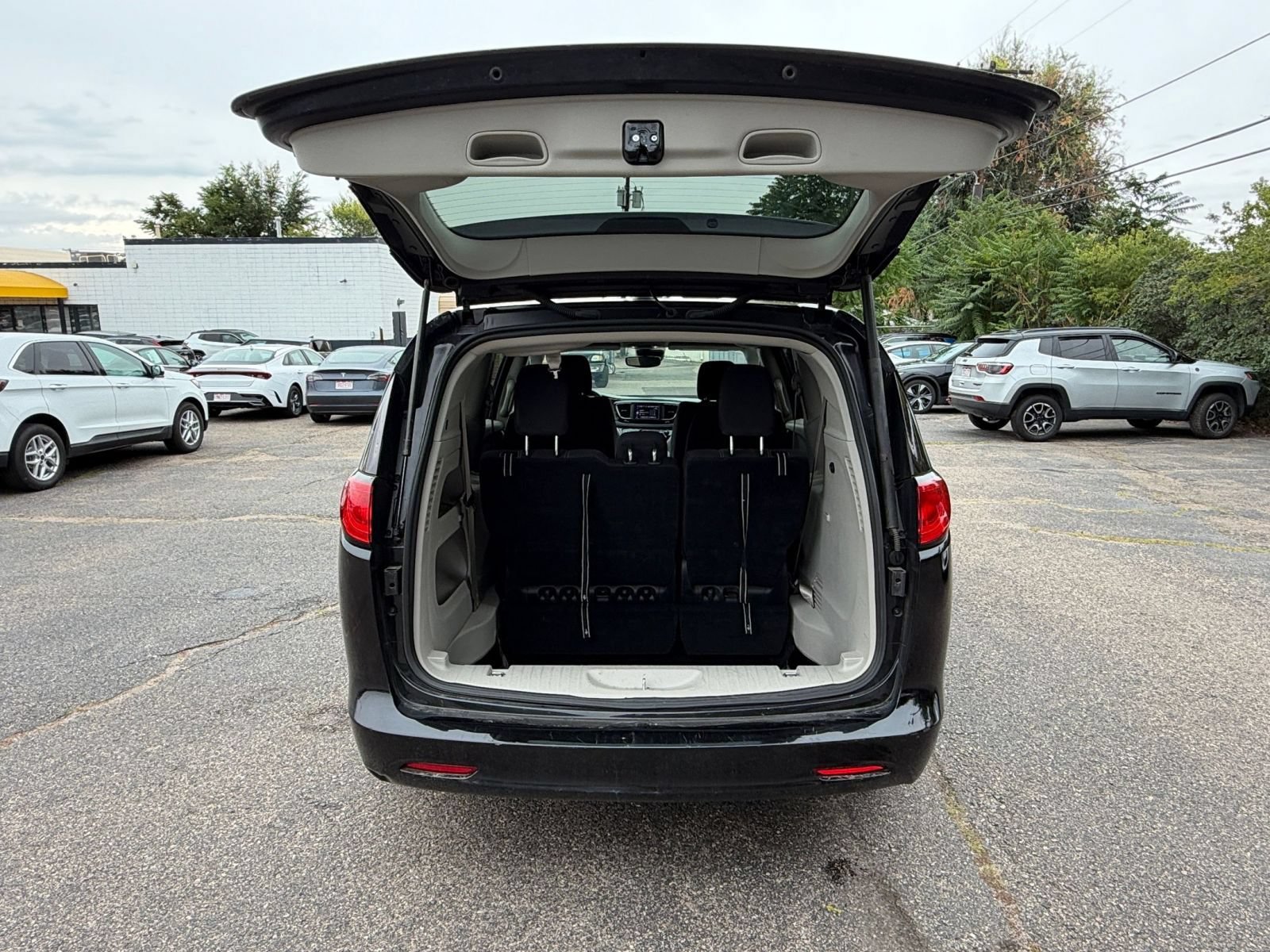 Used 2024 Chrysler Voyager LX FWD image 33