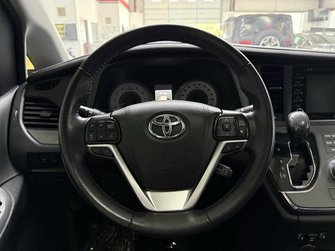 Used 2019 Toyota Sienna SE Premium FWD image 21