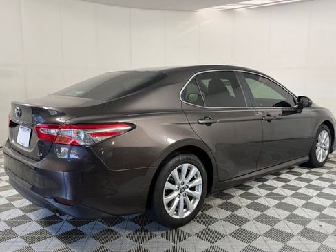 Used 2018 Toyota Camry LE FWD image 6