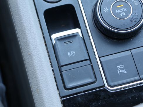 Used 2021 Volkswagen Atlas SEL Premium image 28