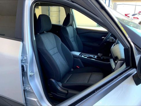 Used 2024 Nissan Rogue SV image 9