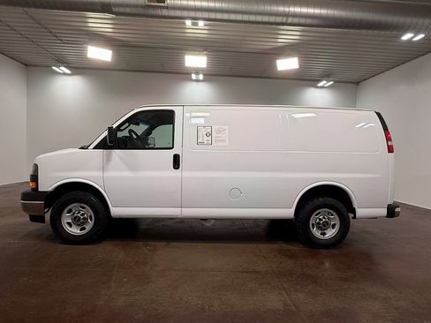 Used 2017 GMC Savana 2500 image 6