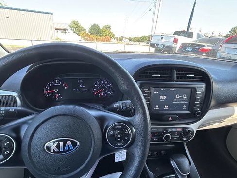 Used 2021 Kia Soul S FWD image 2