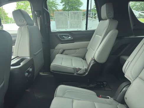 Used 2023 GMC Yukon SLT w/ SLT Luxury Package RWD image 9
