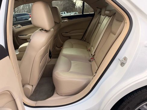 Used 2012 Chrysler 300 Limited image 19