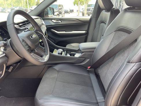 New 2025 Jeep Grand Cherokee L Altitude image 12