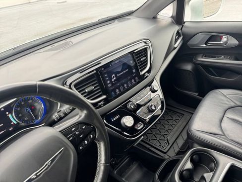 Used 2020 Chrysler Pacifica Touring-L Plus image 12