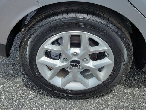 Used 2025 Kia Soul LX w/ LX Technology Package FWD image 7