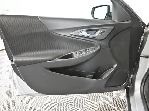 Used 2017 Chevrolet Malibu LT image 18