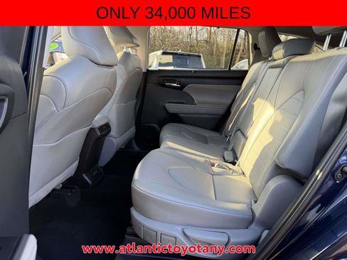 Used 2021 Toyota Highlander XLE AWD/4WD image 16