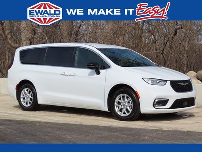 Used 2025 Chrysler Pacifica Select