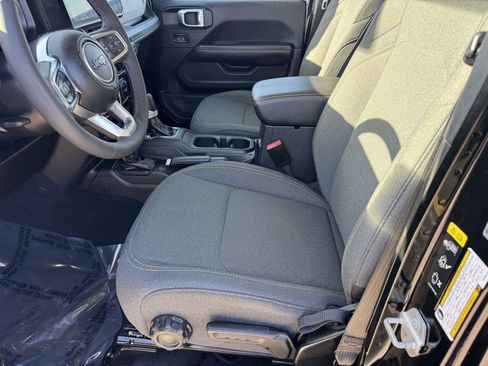 Certified 2025 Jeep Wrangler Sahara AWD/4WD image 14
