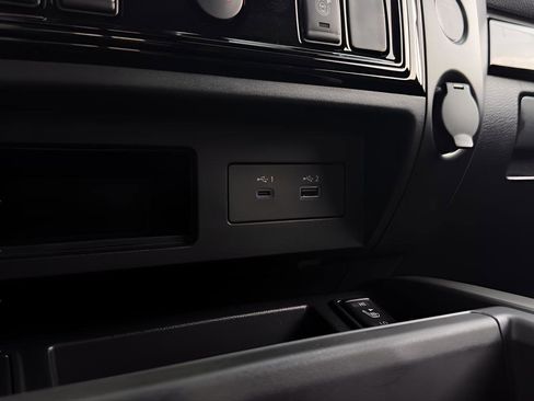 Used 2024 Nissan Titan SV w/ SV Bronze Edition Package image 16