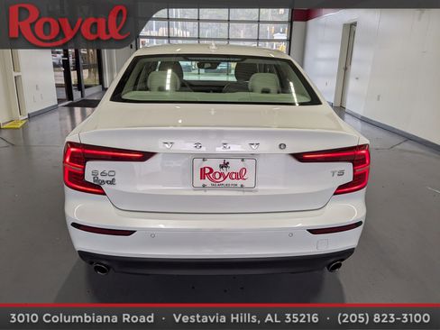 Used 2021 Volvo S60 T5 Momentum image 3