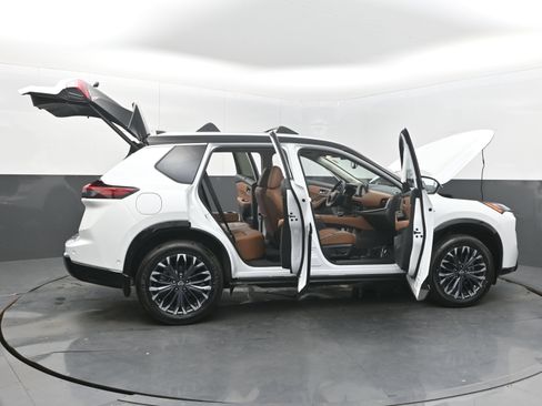 Certified 2025 Nissan Rogue Platinum w/ Platinum Premium Package FWD image 41