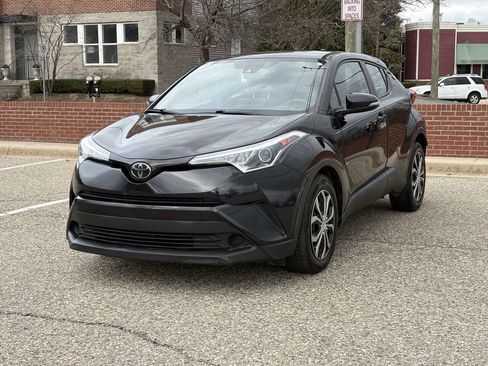 Used 2019 Toyota C-HR LE FWD image 4