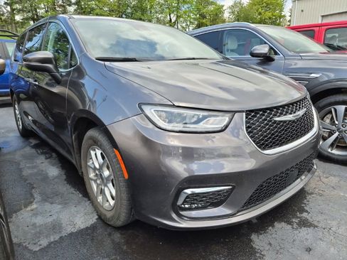 Used 2023 Chrysler Pacifica Touring-L FWD image 1