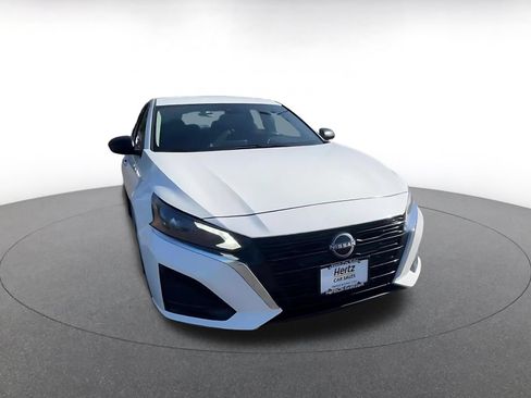 Used 2025 Nissan Altima 2.5 SV FWD image 3