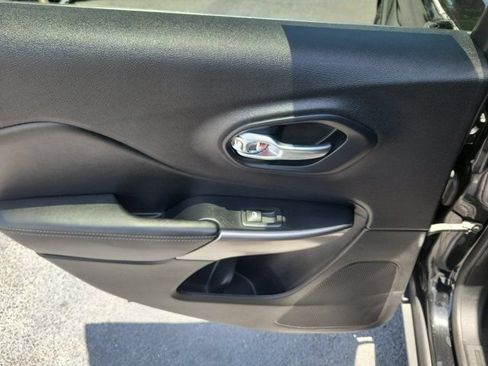 Used 2020 Jeep Cherokee Limited FWD image 12