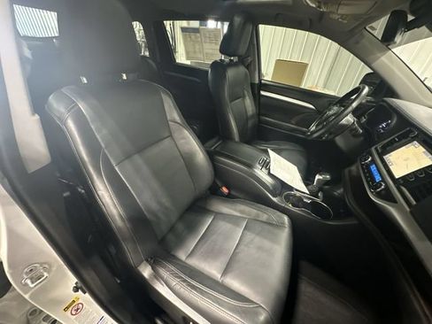 Used 2017 Toyota Highlander XLE AWD/4WD image 32