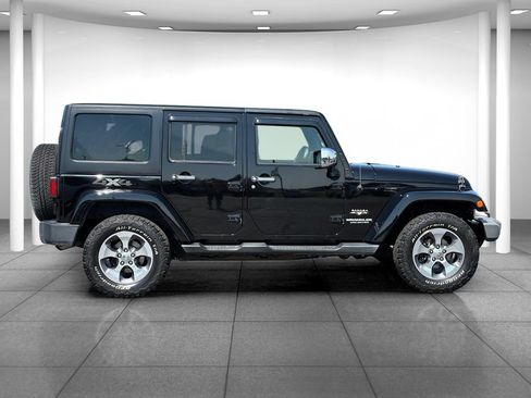 Used 2016 Jeep Wrangler Unlimited Sahara w/ Connectivity Group AWD/4WD image 8