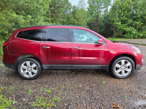 Used 2017 Chevrolet Traverse LT w/ Style and Technology Package FWD image 4