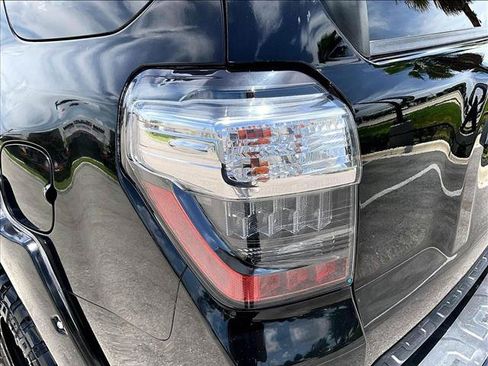 Used 2018 Toyota 4Runner TRD Off-Road Premium AWD/4WD image 29