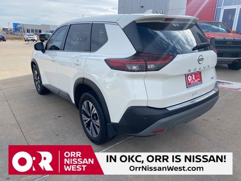 Used 2023 Nissan Rogue SV image 3